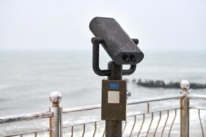 muntautomaat verrekijker met uitzicht op zee foto