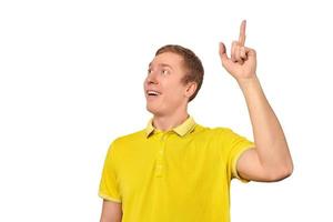 lachende jonge man in geel t-shirt met eureka gebaar, man kreeg idee geïsoleerd op een witte achtergrond foto