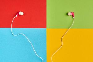 rode, groene, blauwe, gele papierkleuren. audio software concept foto
