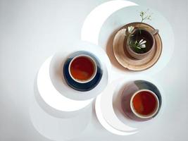 bovenaanzicht van thee voor twee keramiek beker met kleine bloemen minimale decoratie foto
