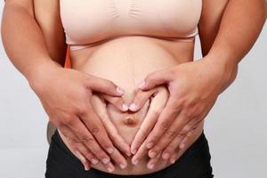 zwangere vrouw witte achtergrond. foto