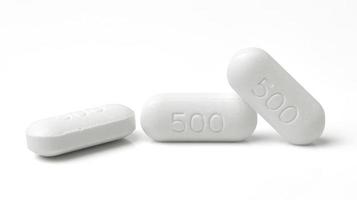 medische pil tablet geïsoleerd op een witte achtergrond foto