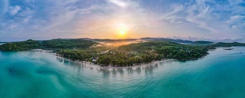 luchtfoto van natuur tropisch paradijs eiland strand beveelt een goede zomer mooie tijd op het strand met helder water en blauwe lucht in koh kood of ko kut, thailand. foto