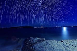 prachtig sterrenspoorbeeld tijdens de nacht foto