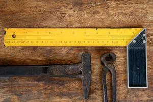 oud gereedschap op een houten tafel foto