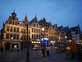 antwerpen in belgië bij nacht foto