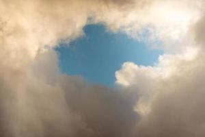 blauwe lucht achter donkere onweerswolken achtergrondstructuur, onweer foto