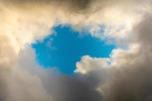 blauwe lucht achter donkere onweerswolken achtergrondstructuur, onweer foto