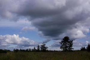 landschap met majestueuze mooie dramatische pre-bedreigende lucht. bewolkte lucht foto