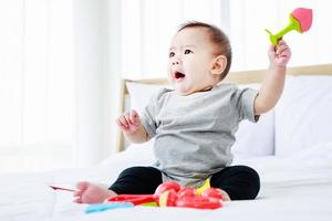 schattige baby op bed. 8 maanden blije baby foto