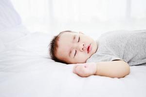 slapende schattige babymeisje op bed. bescherming van kinderen. foto