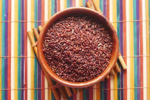 rode rijst in een kom op tafel, haradighi rijst foto