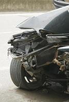 zwarte auto beschadigd door een verkeersongeval foto