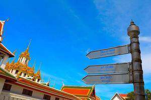 daktempel op blauwe hemel in thailand. tempelnaam wat ratchanadda in bangkok. foto