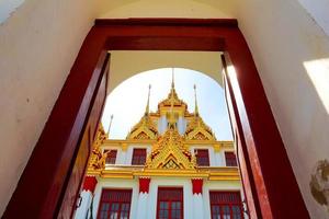 daktempel op blauwe hemel in thailand. tempelnaam wat ratchanadda in bangkok. foto