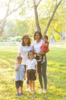 mooie jonge Aziatische ouder familieportret picknick in het park, kind of kinderen en moeder liefde gelukkig en vrolijk samen in de zomer in de tuin, lifestyle concept. foto