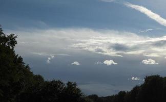 landschap met majestueuze mooie dramatische pre-bedreigende lucht. bewolkte lucht foto