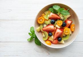 gezonde verse fruitsalade in een kom foto