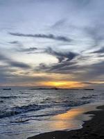 zonsondergang over het strand foto