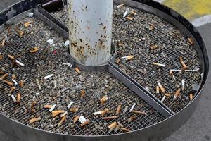 asbak - een container voor tabaksas, sigarettenpeuken, sigaren. foto