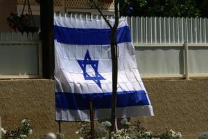 Israëlische blauwe en witte vlag met de ster van David foto