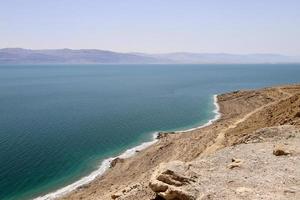 kust van de Dode Zee in het zuiden van Israël. foto