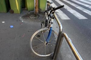 fietsenstalling op straat in een grote stad foto