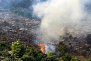 een VN-helikopter blust een brand in een bos op de grens tussen Israël en Libanon. foto