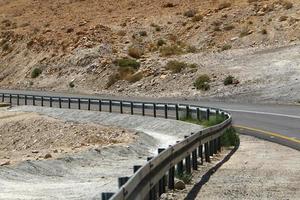 weg in de Eilat-bergen in de Negev-woestijn foto