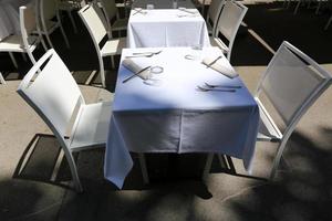 tafel en stoelen in een café in een stadspark foto