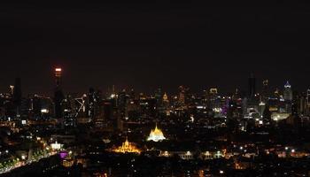 landschap van citiscape van bangkok, thailand 's nachts foto