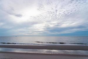 landschap van de oceaan met weerspiegeling van de lucht in de ochtend foto