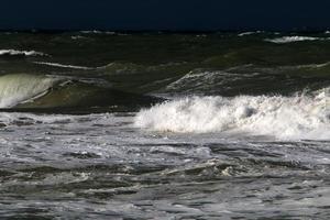 storm in de middellandse zee voor de kust van israël foto