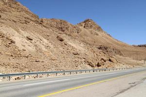 weg in de Eilat-bergen in de Negev-woestijn foto