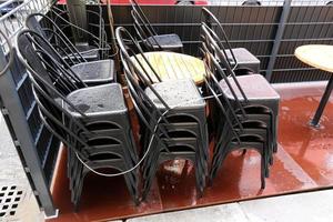 tafel en stoelen in een café in een stadspark foto