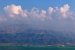 de Dode Zee is een zoutmeer tussen Israël, Jordanië en de westelijke oever van de rivier de Jordaan. foto