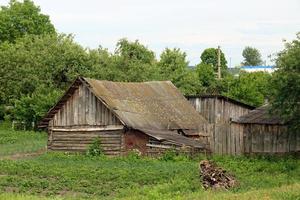 dak op een oud dorpshuis in wit-rusland foto