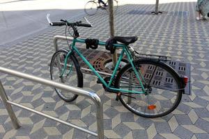 fietsenstalling op straat in een grote stad foto