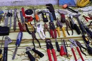 oude dingen en gereedschap worden verkocht op een vlooienmarkt in israël foto