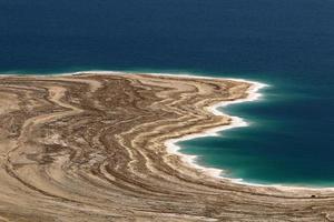 kust van de Dode Zee in het zuiden van Israël. foto