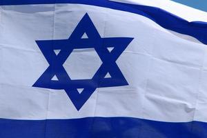 Israëlische blauwe en witte vlag met de ster van David foto