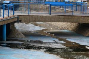 brug van gewapend beton over de rivier foto