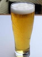 vers licht bier in een glas. foto