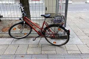 fietsenstalling op straat in een grote stad foto