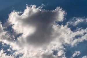 wolken in de blauwe lucht foto