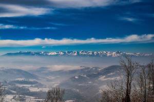 landschappen van de piemontese langhe onder de witte sneeuw, in de winter van 2022 foto