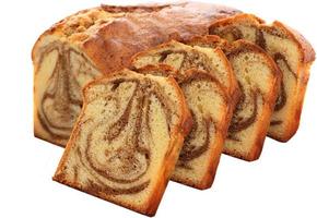 rauwe marmercake, brood, gesneden, geïsoleerd snijden op witte achtergrond foto