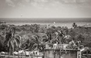 stadsgezicht caribische oceaan en strand panorama uitzicht playa del carmen. foto