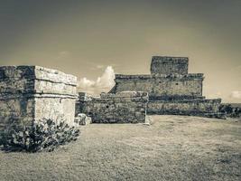 oude tulum ruïnes Maya site tempel piramides artefacten zeegezicht mexico. foto