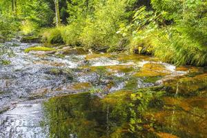 kleine waterval rivier en stroom op brocken berg harz duitsland. foto